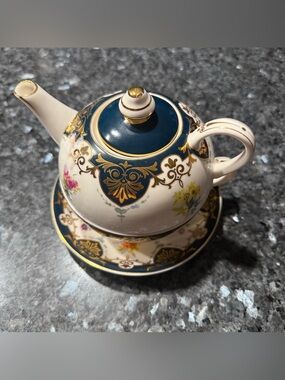 Biltmore The Vanderbilt Porcelain Teapot.